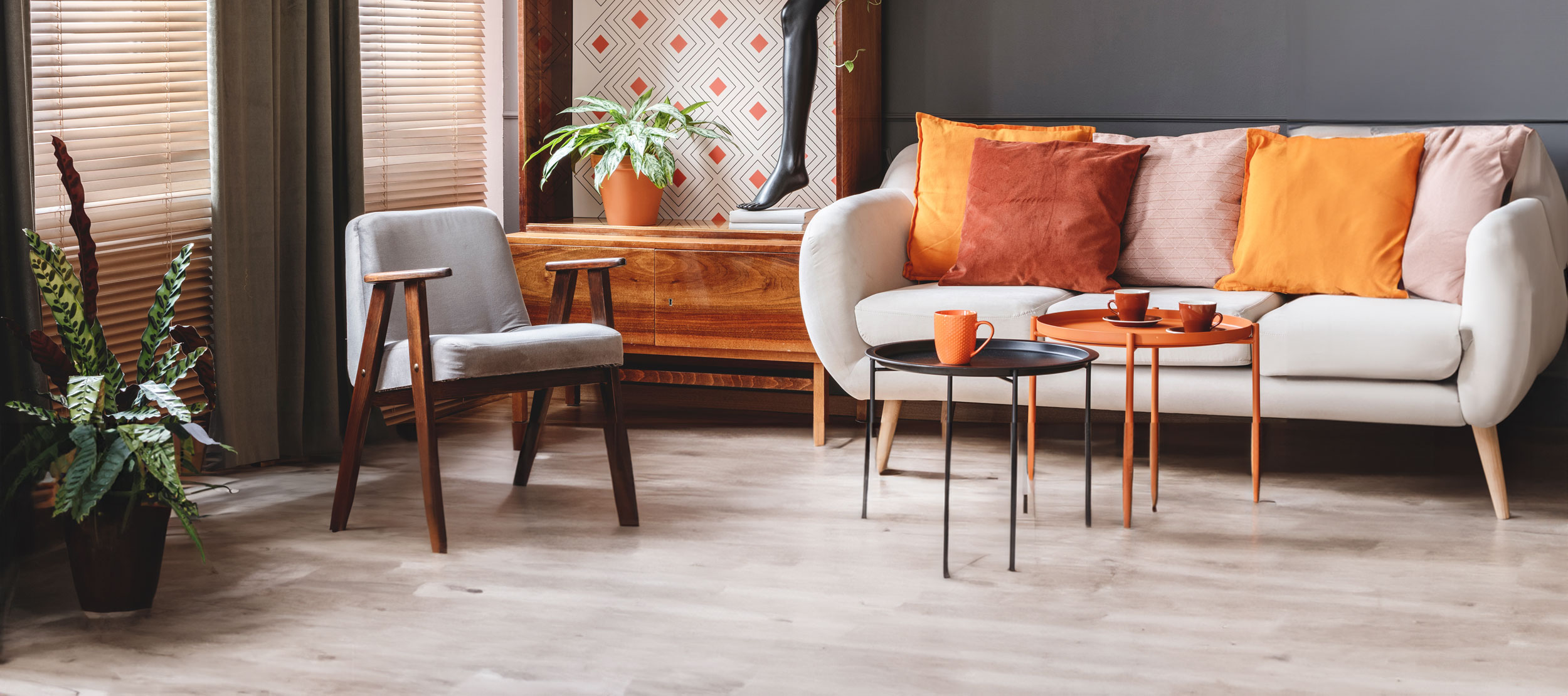 Wohnzimmer mit Kissen in warmen Tönen